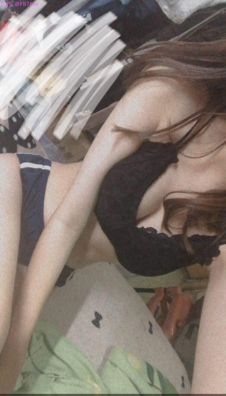 Massage chân đeo ngực lớn cho phụ nữ trẻ